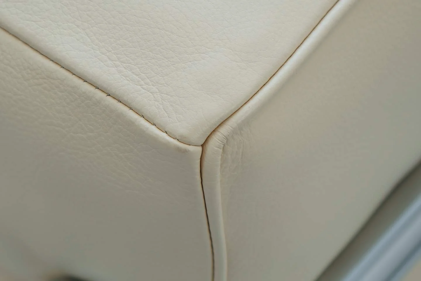 Cassina LC2 Le Corbusier Sessel Leder / Beige