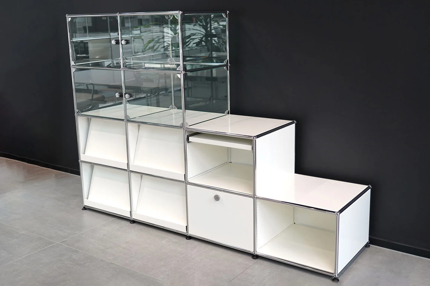 USM Haller Wohnwand Reinweiß RAL 9010 / Glas