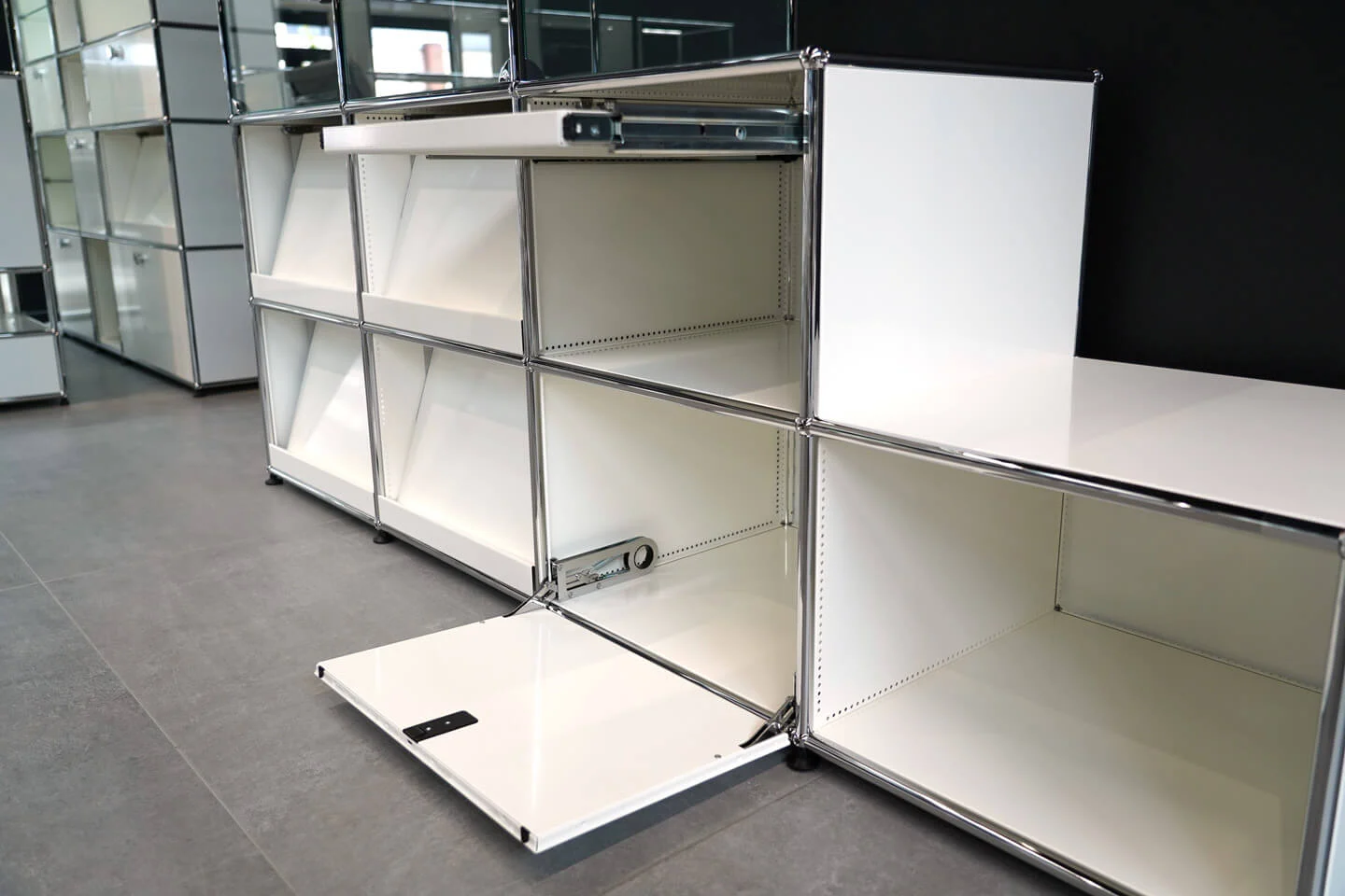 USM Haller Wohnwand Reinweiß RAL 9010 / Glas