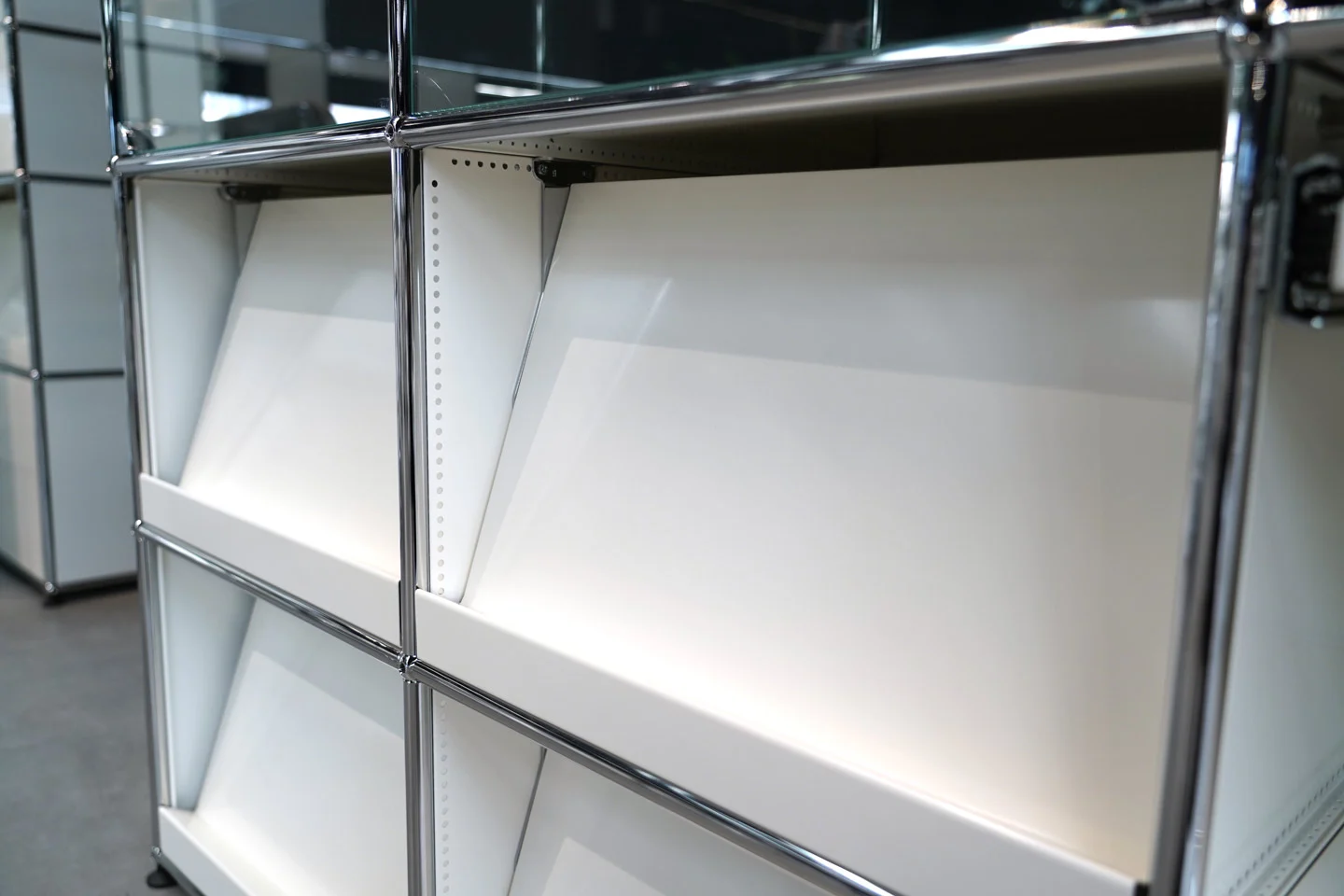 USM Haller Wohnwand Reinweiß RAL 9010 / Glas