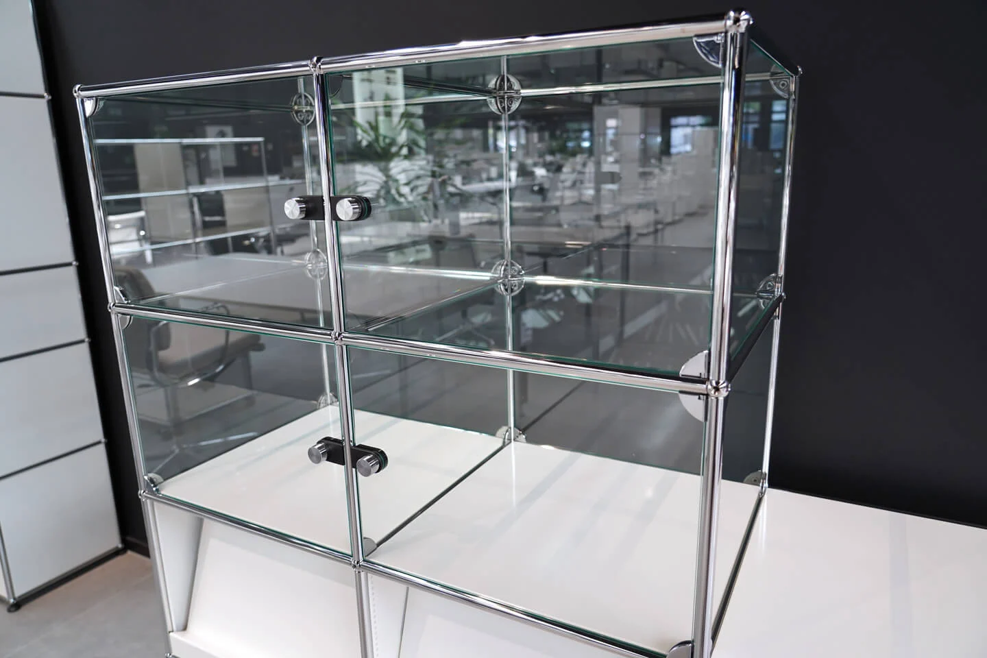 USM Haller Wohnwand Reinweiß RAL 9010 / Glas