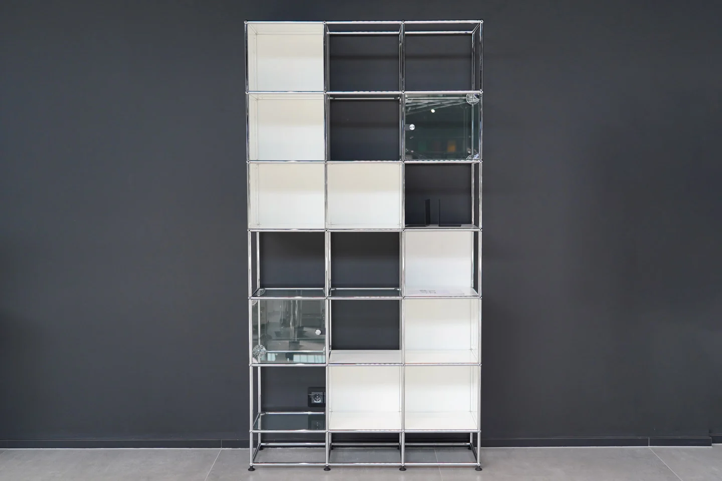 USM Haller Wohnwand Reinweiß RAL 9010 / Glas mit Sockel *40 cm Fachbreite*