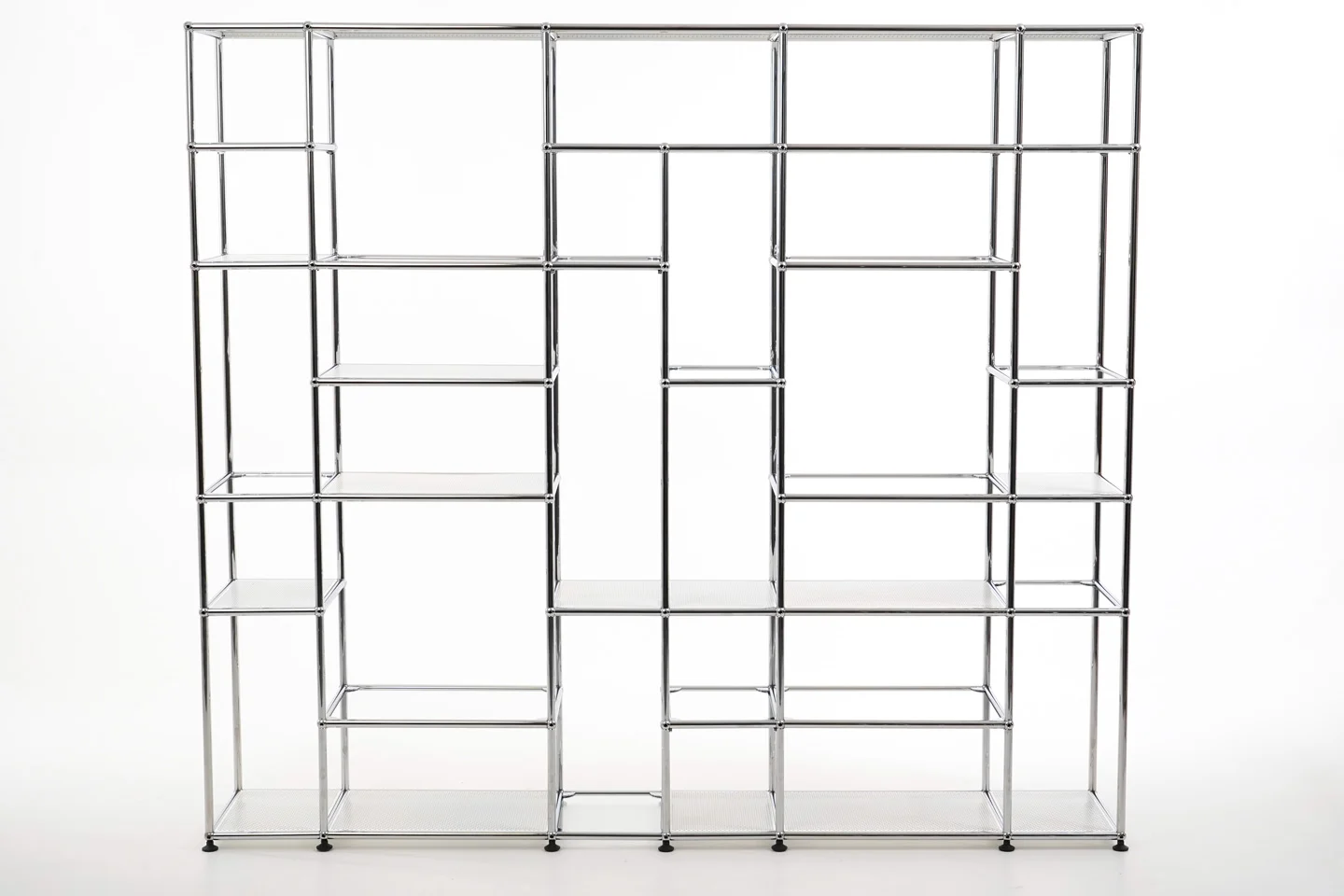 USM Haller Wohnwand Perforiert Reinweiß RAL 9010 / Klarglas