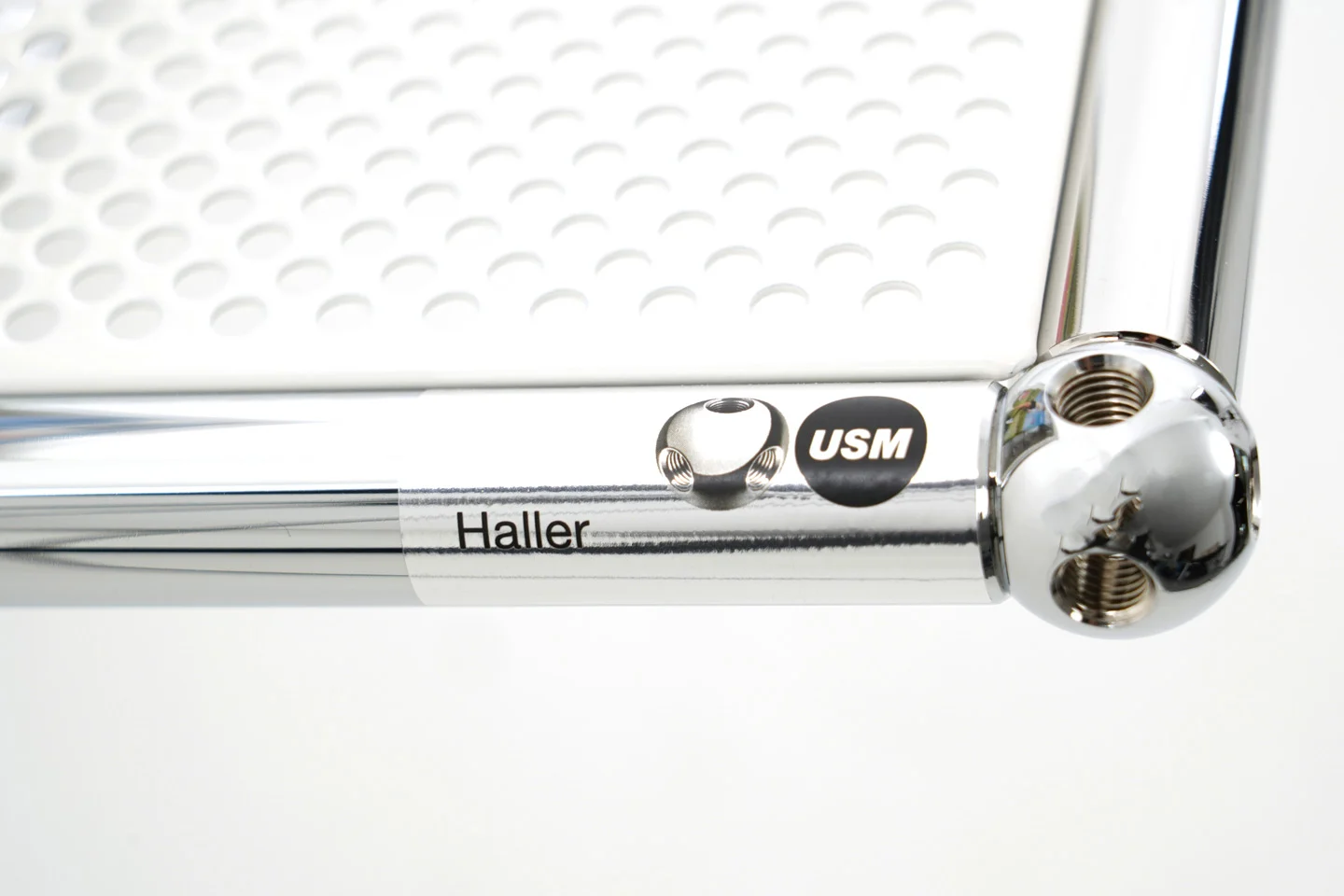 USM Haller Zeitungsständer Perforiert / Reinweiß RAL 9010