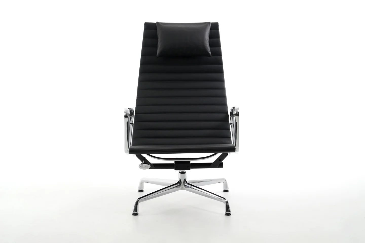 Vitra EA 124 Sessel inkl. EA 125 Ottomane Leder / Schwarz