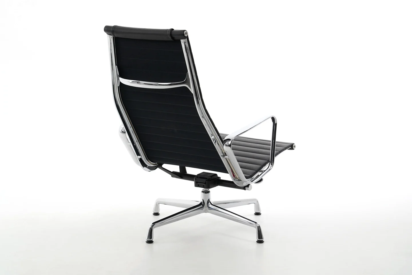 Vitra EA 124 Sessel inkl. EA 125 Ottomane Leder / Schwarz