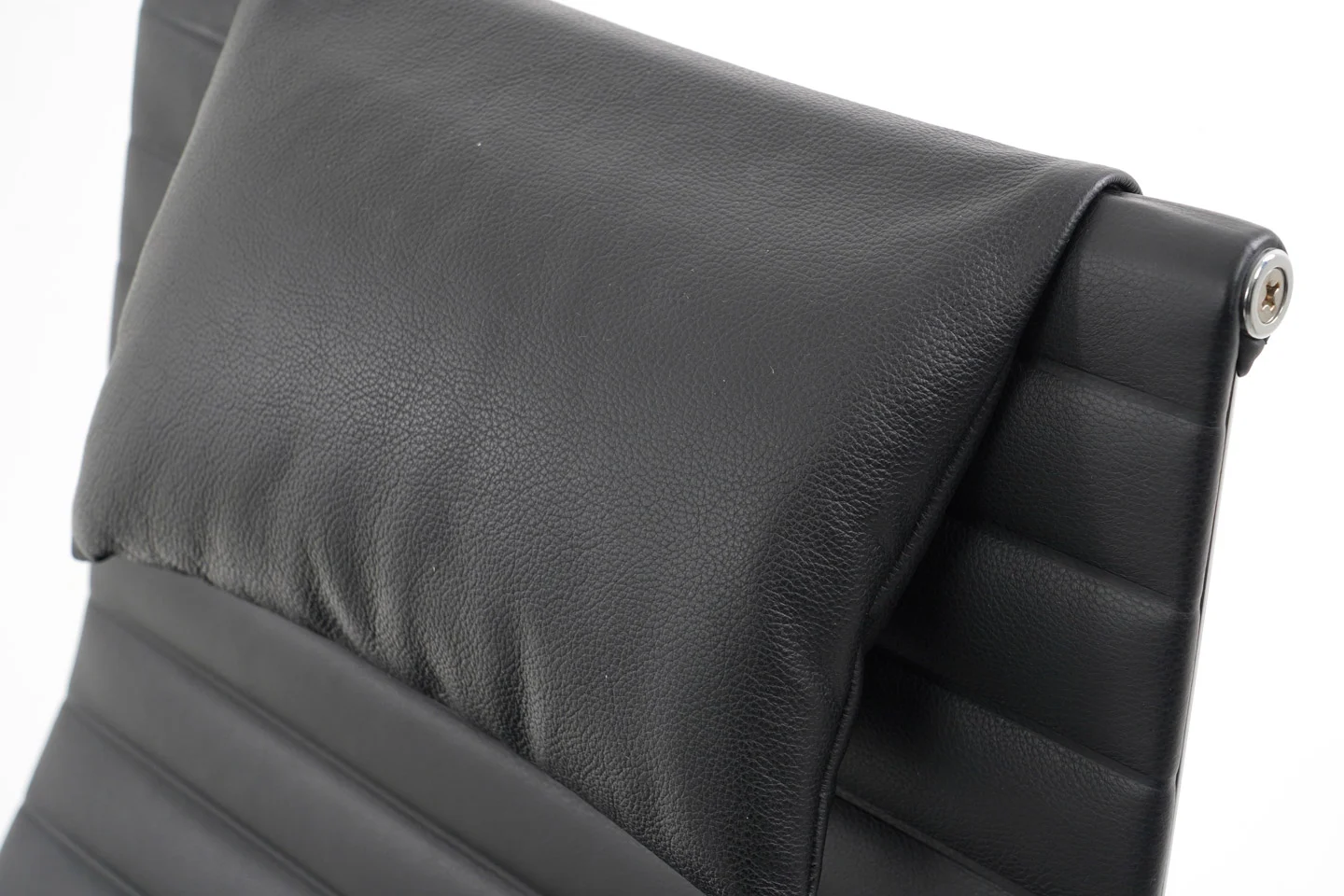 Vitra EA 124 Sessel inkl. EA 125 Ottomane Leder / Schwarz