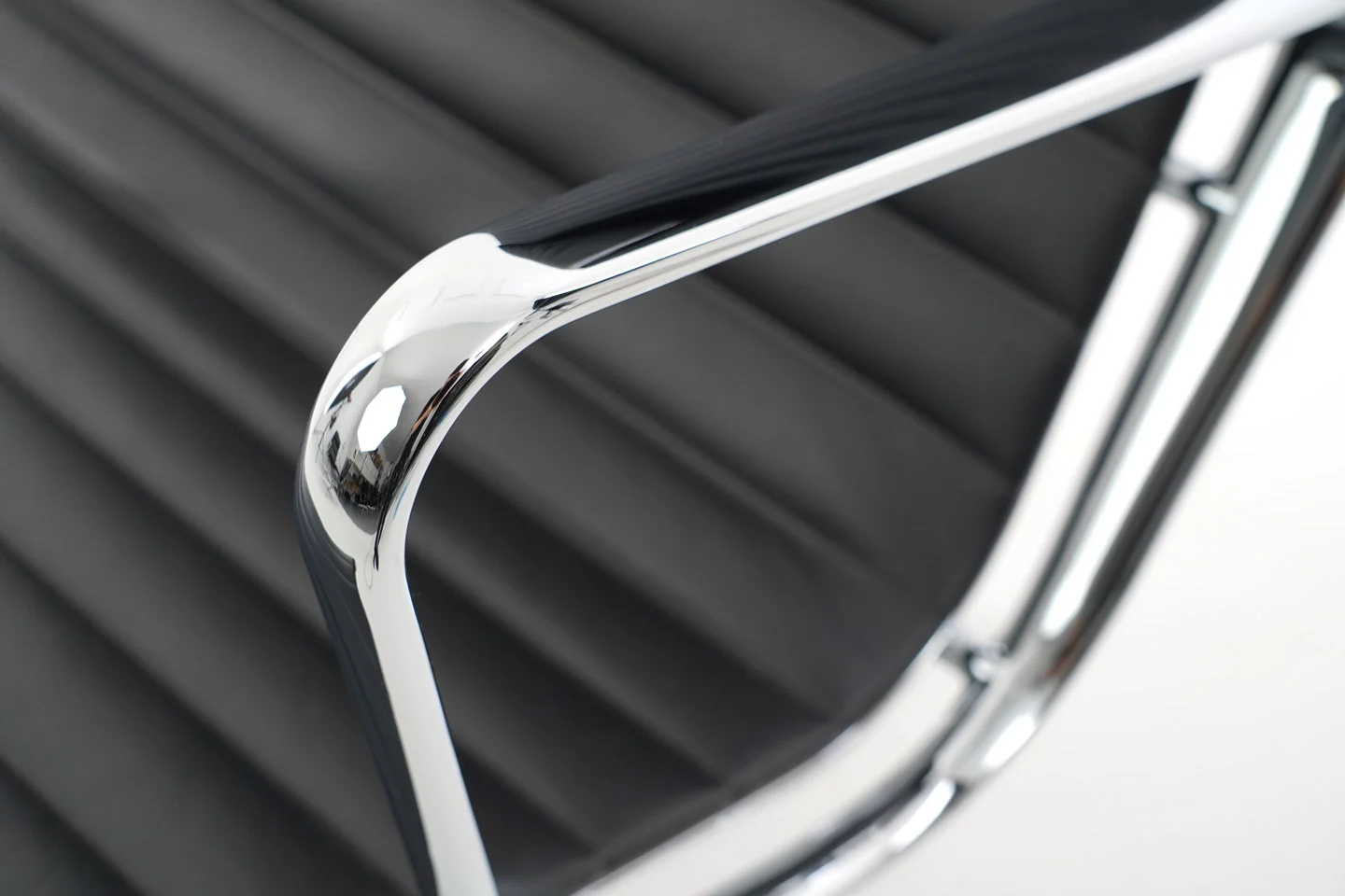 Vitra EA 124 Sessel inkl. EA 125 Ottomane Leder / Schwarz