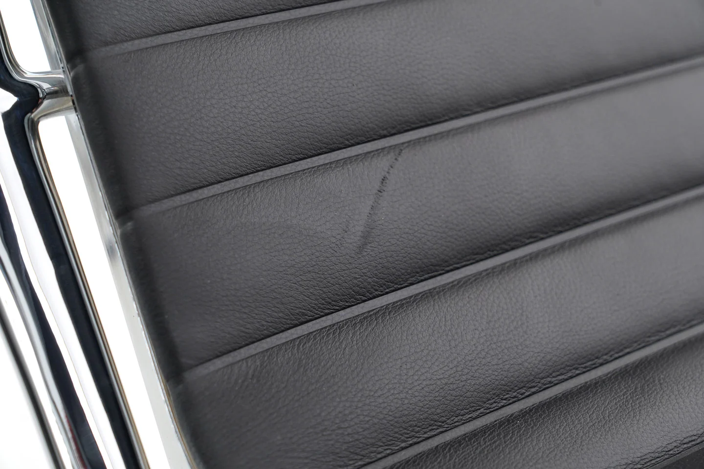 Vitra EA 124 Sessel inkl. EA 125 Ottomane Leder / Schwarz