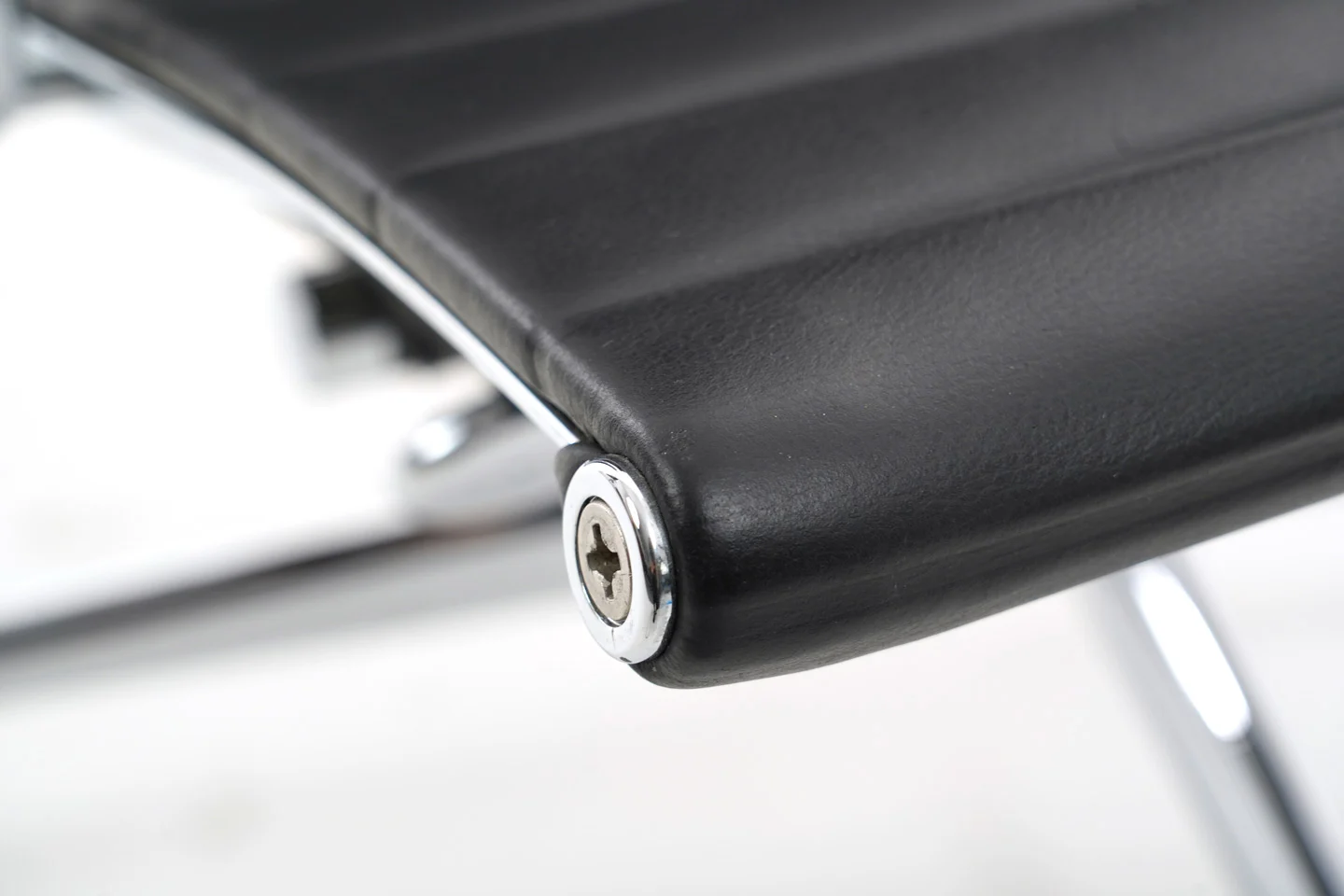 Vitra EA 124 Sessel inkl. EA 125 Ottomane Leder / Schwarz