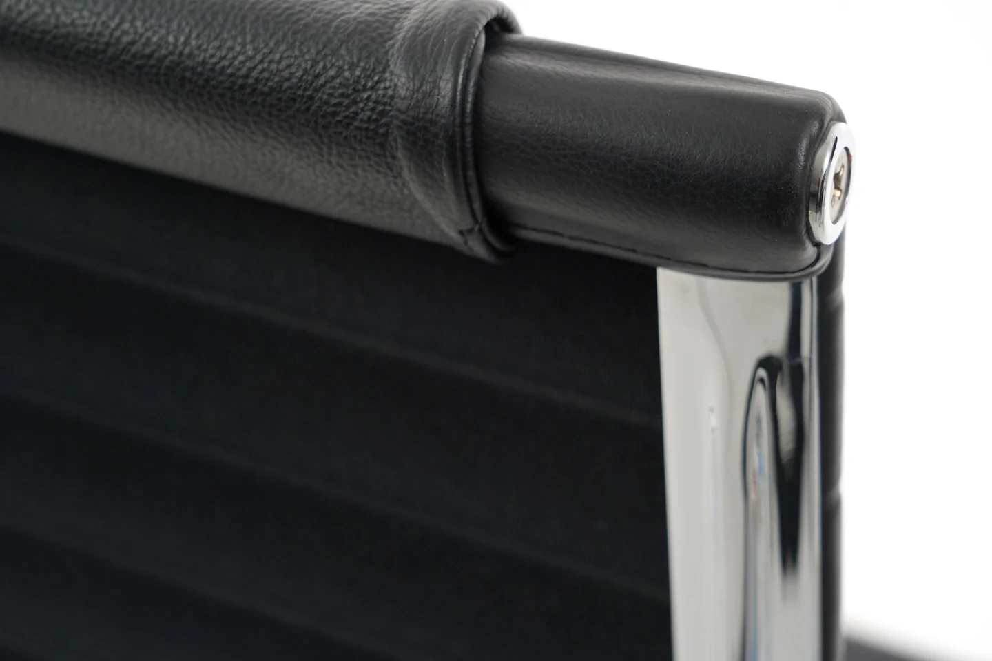 Vitra EA 124 Sessel inkl. EA 125 Ottomane Leder / Schwarz