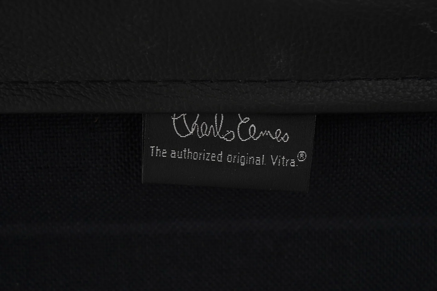 Vitra EA 124 Sessel inkl. EA 125 Ottomane Leder / Schwarz