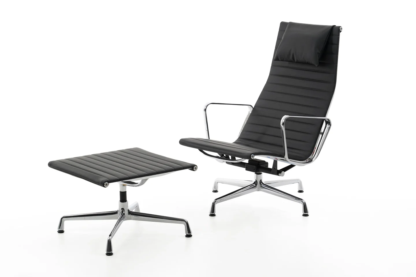 Vitra EA 124 Sessel inkl. EA 125 Ottomane Leder / Schwarz