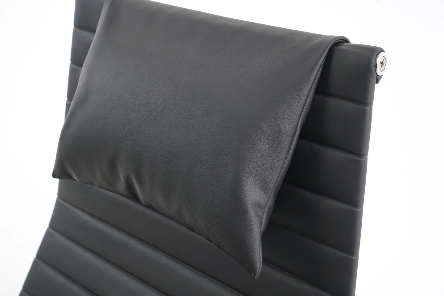 Vitra EA 124 Sessel inkl. EA 125 Ottomane Leder / Schwarz