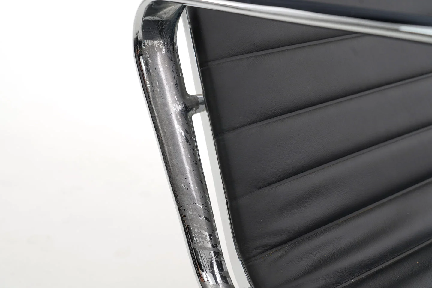 Vitra EA 124 Sessel inkl. EA 125 Ottomane Leder / Schwarz