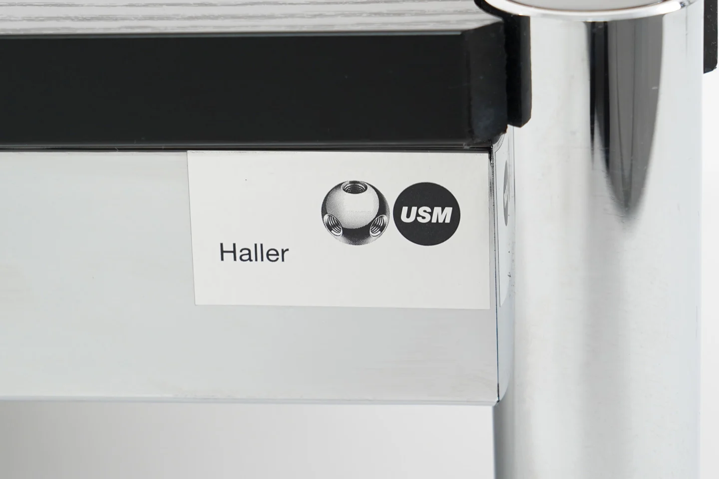 USM Haller Beistelltisch Holz / Schwarz 100 x 100 cm