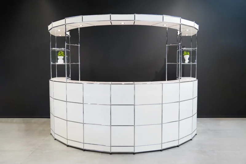 USM Haller halbrunde Theke/Messestand inkl. Beleuchtung Reinweiß RAL 9010