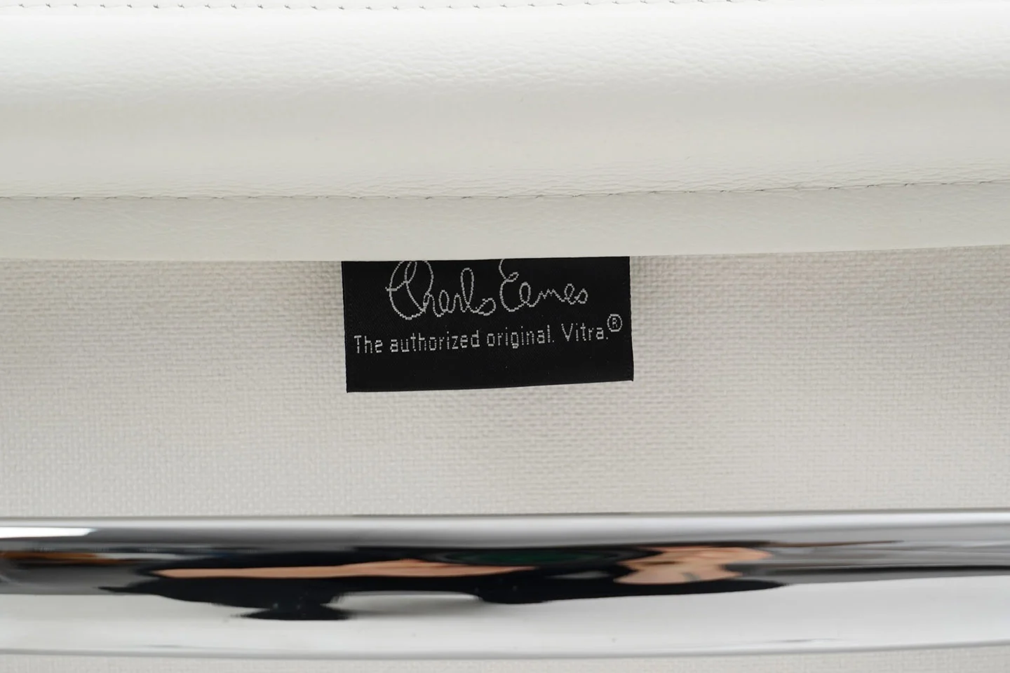 Vitra Soft Pad EA 208 Besucherstuhl Leder / Weiß